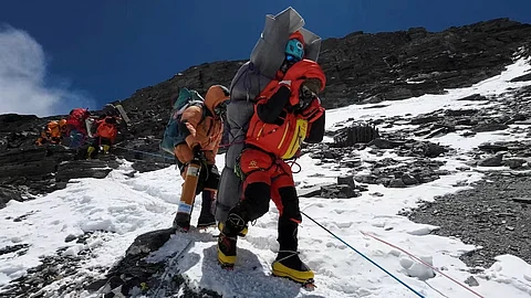 everest climping rescue struggles