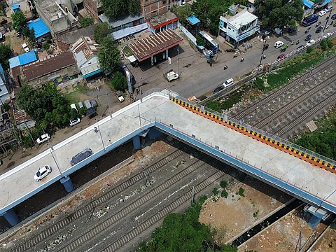 போபாலில் 90 டிகிரி திருப்பம் கொண்ட பாலம் - 7 பொறியாளர்கள் சஸ்பெண்ட்!