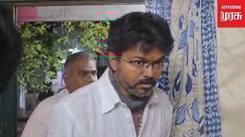 அஜித்தின் தாயாருக்கு கைபிடித்து ஆறுதல் சொன்ன விஜய்.. நேரில் சென்று வழங்கிய இரண்டு லட்சம் இழப்பீடு தொகை!