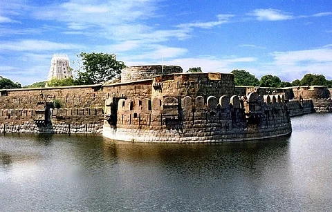 வேலூர் கோட்டையின் வரலாறு.. என்றும் நம் பெருமையின் அடையாளம்!