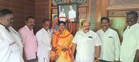 “பேருந்தில் சீட் பிடிக்க பையை போட்ட பெண்” - கண்ணிமைக்கும் நேரத்தில் காணாமல் போன 5 சவரன் நகைகள்.. திருடிய திமுக பெண் நிர்வாகி!