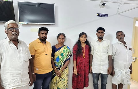 “ஐந்து வருடங்களாக காதலித்த காதலர்கள்” - ஏற்றுக்கொள்ளாத பெண் வீட்டார்.. தந்தையின் கண் முன்னே காதலனுடன் காரில் சென்ற மகள்!