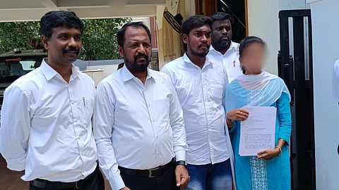 “நான்கு வருடங்களாக காதலித்த காதலர்கள்” - பெண்ணை அடைத்து சித்ரவதை செய்த குடும்பத்தினர்.. கொலை செய்துவிடுவதாக மிரட்டல்!