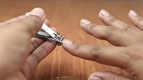 இரவில் நகம் வெட்டுவது முதல்... மாலை நேரத் துடைப்பம் வரை: ஏன் இந்தச் சம்பிரதாயங்கள்?