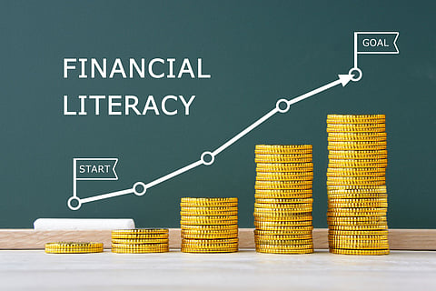 பாடங்களைத் தாண்டி வெற்றி பெற.. மாணவர்களுக்கு Financial Literacy ஏன் அவசியம்? பள்ளிப் பருவத்திலேயே சேமிக்கக் கற்றுக் கொடுப்பது எப்படி?