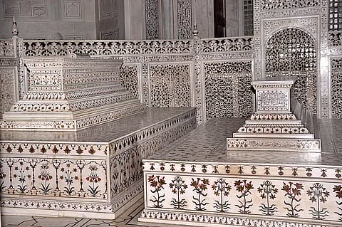 தாஜ்மஹாலின் கல்லறையில் ரகசிய அறையா? பல வருடங்களாக மூடப்பட்டிருக்கும் அந்த அறையில் மறைந்திருப்பது என்ன?