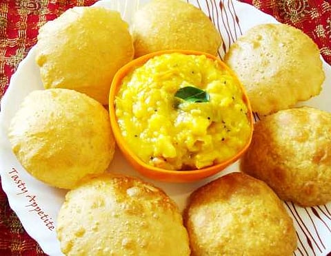 எண்ணெய் அதிகம் குடிக்காத பூரி.. ரெஸ்டாரன்ட் ஸ்டைல் 'புஸ் புஸ்' பூரி செய்வது எப்படி?