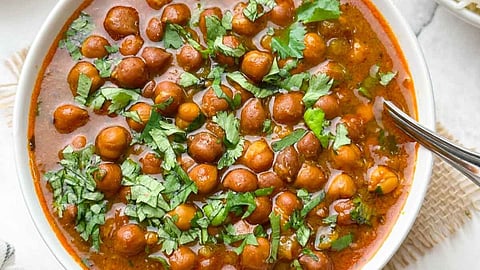 பத்து நிமிடத்தில் தயார்! அவசர வேலைக்கு ஏற்ற.. அதிக புரதம் கொண்ட எளிமையான சுண்டல் குழம்பு செய்வது எப்படி?