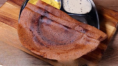 பாரம்பரிய முறையில் சிறுதானியங்களை வைத்துச் சத்தான அடை தோசை செய்வது எப்படி?