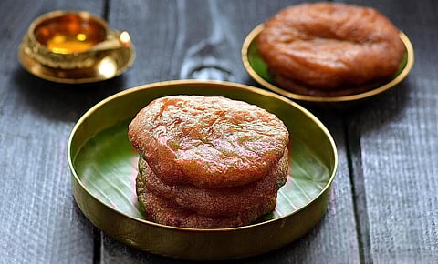 அதிரசம் மாவு இப்படி பிசைஞ்சா போதும்... வருஷம் முழுக்க அதிரசம் கெட்டுப் போகாது!