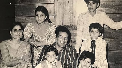 Dharmendra with praksha kaur and their children