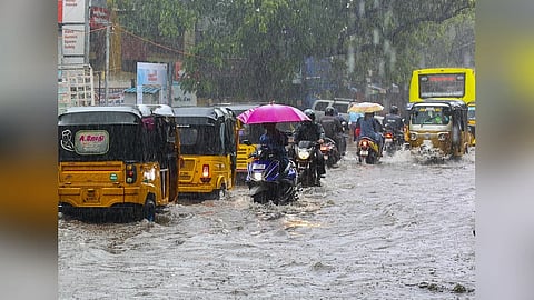 “இன்று மாலை நான்கு மணி வரை தொடரும் கனமழை” - டித்வா புயல் எதிரொலியாக வெள்ளக்காடான கோயம்பேடு.. கடற்கரைக்கு செல்ல தடை!