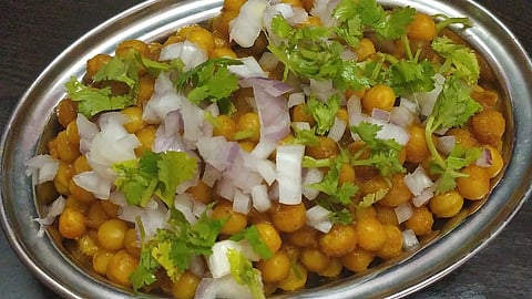 எளிதில் செரிமானமாகும் சுண்டல் சாட்.. செய்வது ரொம்ப ரொம்ப சிம்பிள்!