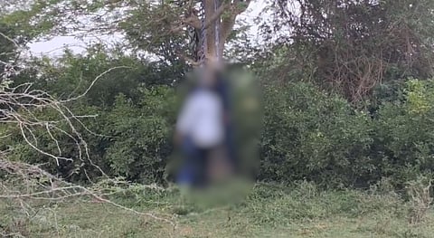 “ஓராண்டிற்கு முன் ஊரைவிட்டு ஓடிய கள்ளக்காதல் ஜோடி” - நடுக்காட்டில் வீசிய துர்நாற்றம்.. அழுகிய நிலையில் தூக்கில் தொங்கிய சடலங்கள்!