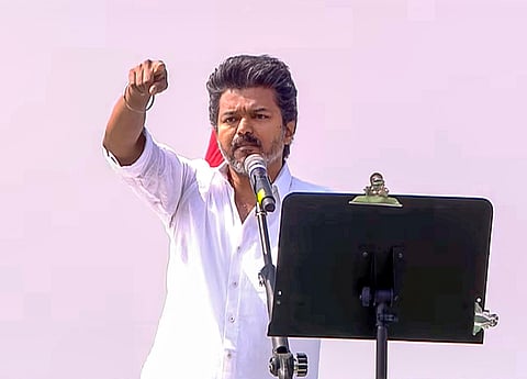 “ஏன் பயமில்லாத மாதிரி நடிக்கிறீங்க..” உங்களுக்கு காசு..எனக்கு மாசு.. ! - ஈரோட்டில் விஜய் அட்டாக்!!