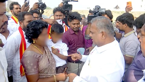 "குழந்தையை கூட்டிட்டு வரக்கூடாதுன்னு சொன்னா கேட்கிறீங்களா?" - பெண்ணிடம் கோபப்பட்ட புஸ்ஸி ஆனந்த்