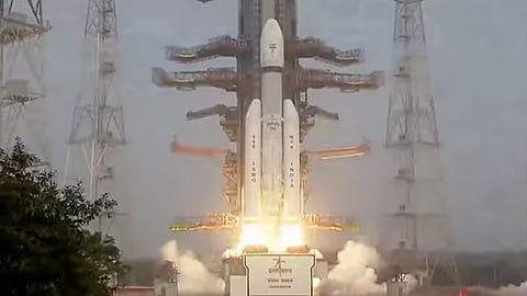 விண்ணில் சீறிப்பாய்ந்த இந்தியாவின் 'பாகுபலி'! அமெரிக்காவுக்கே சவால் விட்ட இஸ்ரோவின் மெகா சாதனை!