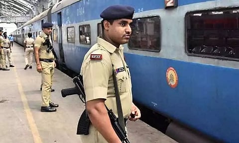 இனிமே ரயிலில் உங்க பொருள் தொலைஞ்ச கவலை வேண்டாம்… RPF ஊழியர்களின் செயலால் ரயில்வே துறைக்கு குவியும் பாராட்டு!