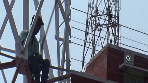 கள்ளக்காதலியை திருமணம் செய்து வைக்க சொன்ன வாலிபர்... செல்போன் டவர் மீது ஏறி தற்கொலை செய்து கொள்வதாக மிரட்டல்!