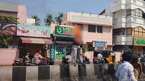 “உடன் பணிபுரியும் பெண்ணுடன் ஏற்பட்ட தொடர்பு” - கண்டித்த ஹோட்டல் நிர்வாகம்… நடுரோட்டில் பெட்ரோல் ஊற்றி தீ வைத்துக் கொண்ட ஊழியர்!