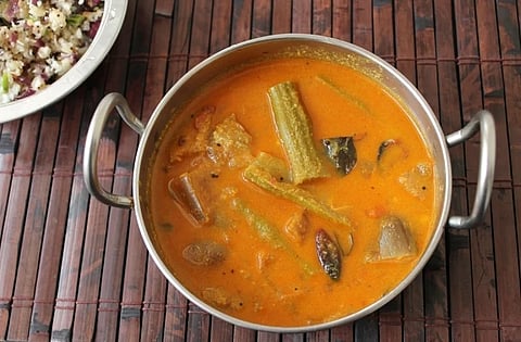 கிராமத்து முருங்கைக்காய் கத்திரிக்காய் காரக்குழம்பு: மணமணக்கும் பாரம்பரிய ருசியில் ஒரு கட்டு கட்டலாம்!