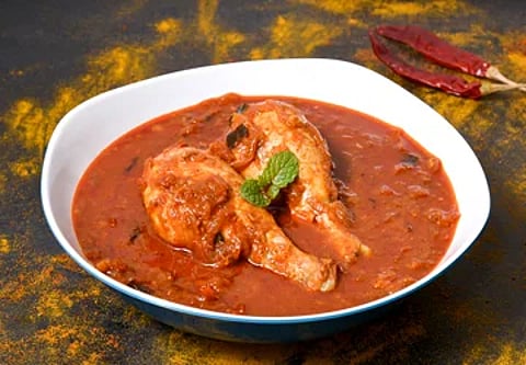 செட்டிநாடு சிக்கன் குழம்பு: அந்த கிராமத்து மணம் உங்கள் வீட்டிலும் வீச வேண்டுமா? இதை மட்டும் செய்யுங்கள்!