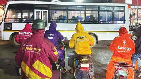 1.2 கோடி இளைஞர்களின் எதிர்காலம் கேள்விக்குறியா? 'கிக்' தொழிலாளர்களுக்குக் காத்திருக்கும் மிகப்பெரிய ஆபத்து!