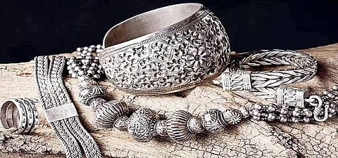 ஒரே நாளில் 25 சதவீத சரிவு! பாதாளத்திற்குச் சென்ற வெள்ளி விலை - இப்போது வாங்குவது லாபமா அல்லது நஷ்டமா?