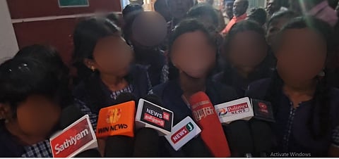 “மாத்திரை வாங்கி தரேன் என் கூட ரூமுக்கு வரீங்களா” - கஞ்சா போதையில் தகராறு செய்த வாலிபர்கள்… பாதுகாப்பு கேட்டு மாணவிகள் போராட்டம்!