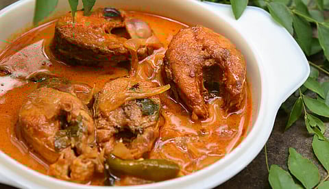 கிராமத்து ஸ்டைல் Leather Jacket மீன் குழம்பு! ஒருமுறை இப்படிச் செய்து பாருங்கள், வீடே மணக்கும்!