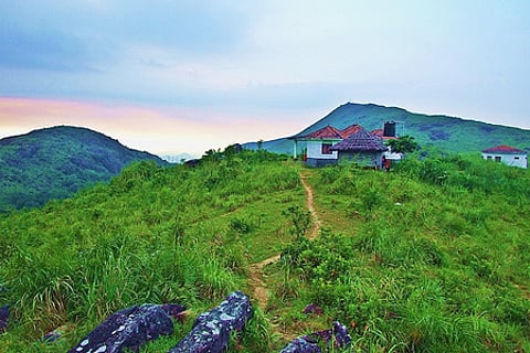 சொர்க்கம் இங்கே! பட்ஜெட் விலையில் வெளிநாடு சென்ற உணர்வைத் தரும் தென்னிந்தியாவின் பெஸ்ட் இடங்கள்!