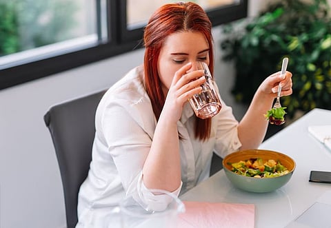 சாப்பிடும்போது இடையில் அடிக்கடி தண்ணீர் குடிப்புது நல்லதா?