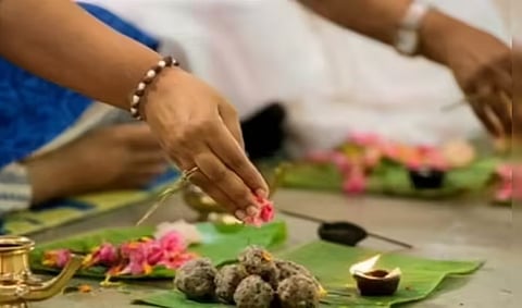 பரம்பரை பரம்பரையா துரத்தும் பணக்கஷ்டம்.. உங்க ஜாதகத்துல இருக்குற இந்த ஒரு 'கர்ம வினை' தான் காரணமா?