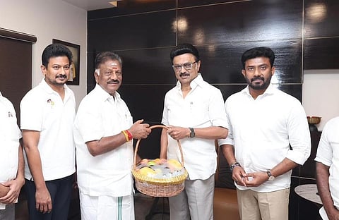 திமுகவில் இணைகிறாரா ஓ.பி.எஸ்? - மீண்டும் திமுக ஆட்சி அமையும் என கருத்து.. ஸ்டாலினை நேரில் சந்தித்து பேச்சுவார்த்தை!