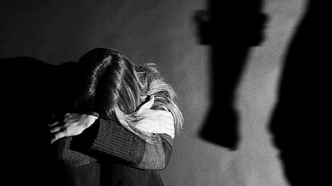 “மகளை தாயே கள்ள காதலனுக்கு இரையாக்கிய கொடூரம்” - தூக்க மாத்திரை கலந்து கொடுத்து பாலியல் வன்கொடுமை… கர்ப்பமடைந்த இளம் பெண் புகார்!