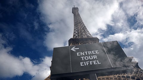 இந்து மதக் குழுவின் வருகையால் Eiffel Tower-ல் சர்ச்சை... பெண் ஊழியர்கள் போராட்டத்தால் மூடப்பட்ட கோபுரம்!