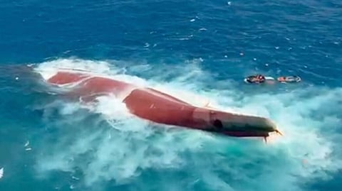 ஜாவா கடலில் திடீரென கவிழ்ந்த பயணிகள் கப்பல்... 129 பேரை தேடும் தீவிர மீட்புப் பணி