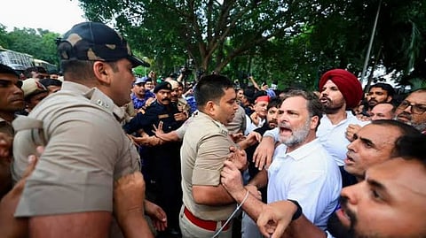 Gyanesh Kumar பதவி விலகக் கோரி போராட்டம்... ராகுல் காந்தி,பிரியங்கா காந்தி மீது போலீஸ் நடவடிக்கையால் பரபரப்பு!