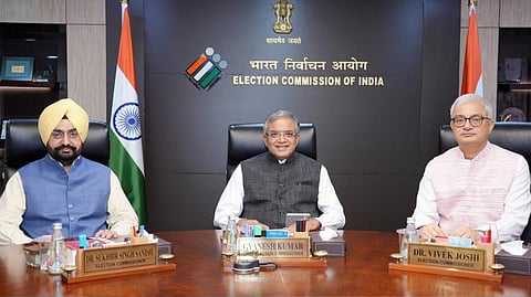 தேர்தல் ஆணையத்தின் உள்விவகாரத்தில் பரபரப்பு.. வெளிச்சத்துக்கு வந்த 2 ஆணையர்களின் முடிவால் அதிர்ச்சி!