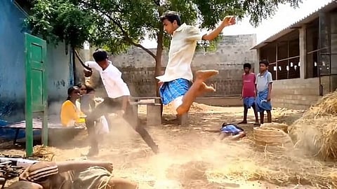 ஸ்டண்ட் காட்சிகளை செய்து அசத்தல்...ஹிட் ஹாட் ட்ரெண்டாகும் சிறுவர்கள்!!