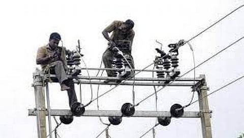 இனி மின்சாரத்துறை ஊழியர்கள் அடையாள அட்டை காண்பித்தாலே போதும்.! டிஜிபி உத்தரவு.!