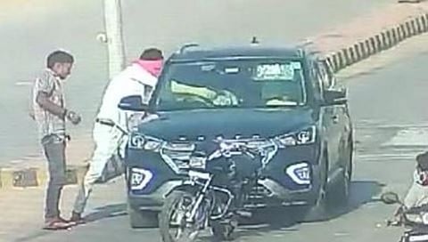 காரில் சென்றவர்களை வழிமறித்து பழிக்குப்பழி தீர்த்த நபர்... விசாரணையில் வெளியான அதிர்ச்சி தகவல்... வைரலாகும் வீடியோ!!