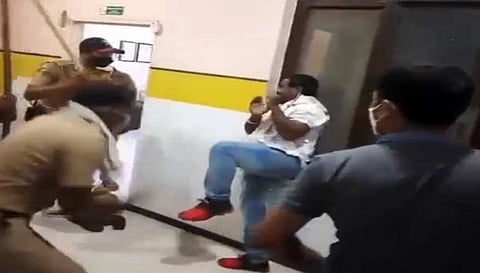 இவர்கள் செத்தால் தான் எனக்கு காசு கிடைக்கும்,.. கொரோனா நோயாளிகளின் ஆக்சிஜன் இணைப்பை துண்டித்த ஆம்புலன்ஸ் டிரைவர்.!