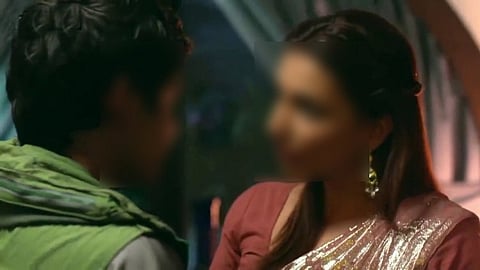 12 ஆம் வகுப்பு மாணவனுடன் ஓட்டம்பிடித்த  ஆசிரியை... ஆன்லைன் க்ளாஸ் எடுக்கும் போது கனெக்ஷன்!!