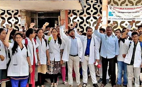 3000 மருத்துவர்கள் ராஜினாமா: பரபரப்பு பின்னணி!