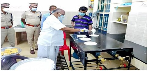 கொரோனா சிகிச்சை மையத்தில் தோசை சுட்ட அமைச்சர்... களத்தில் இறங்கி கெத்து காட்டும் திமுக