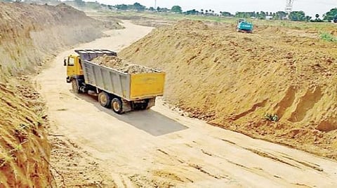 செங்கல் சூளை அதிபர்களுக்கு பச்சைக்கொடி காட்டும் கனிம வளத்துறையினர்...