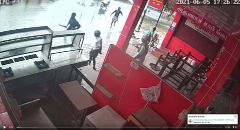 நாங்களும் சண்ட செய்வோம்..பூட்டிய பேக்கரி கடையை பட்டாகத்தியால் அடித்து நொறுக்கிய திமுக பிரமுகர்...