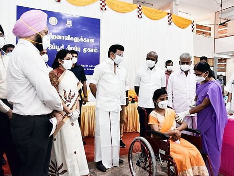 மாற்றுத் திறனாளிகளின் வீடுகளுக்கு சென்று தடுப்பூசி செலுத்துவதற்கான திட்டம் : இரண்டு வாரங்களில் அறிக்கை தாக்கல் செய்ய அரசுக்கு உயர்நீதிமன்றம் உத்தரவு...