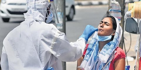 ஊரடங்கை மீறி சாலையில் சுற்றியவர்களுக்கு கொரோனா பரிசோதனை !!